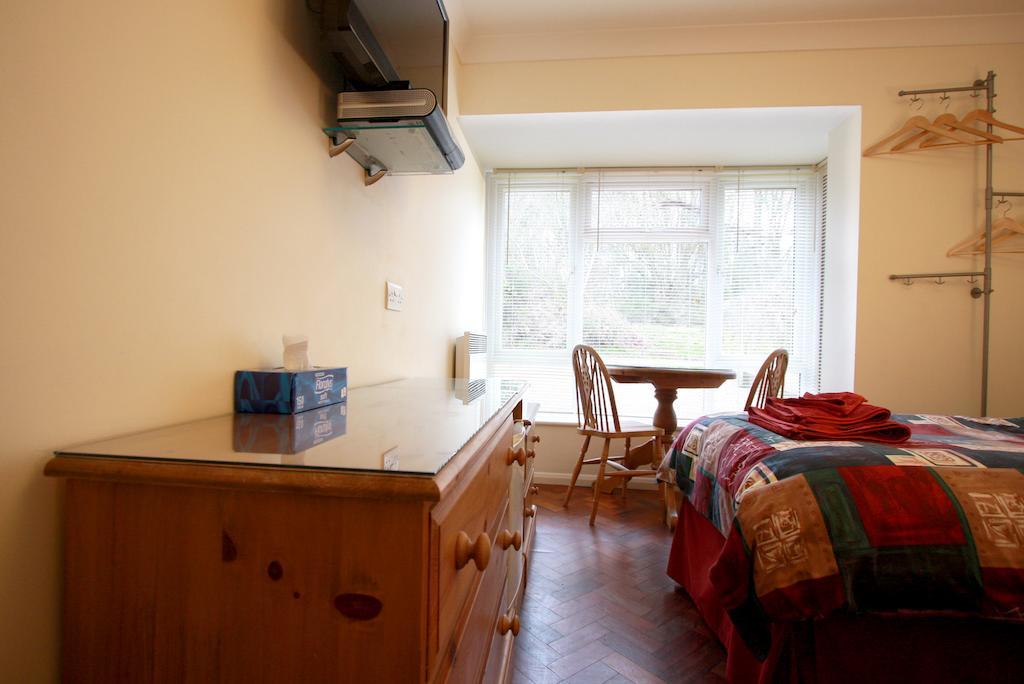 Abacus Bed And Breakfast, Blackwater, Hampshire Camberley Room photo