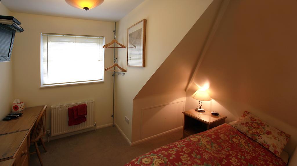 Abacus Bed And Breakfast, Blackwater, Hampshire Camberley Room photo